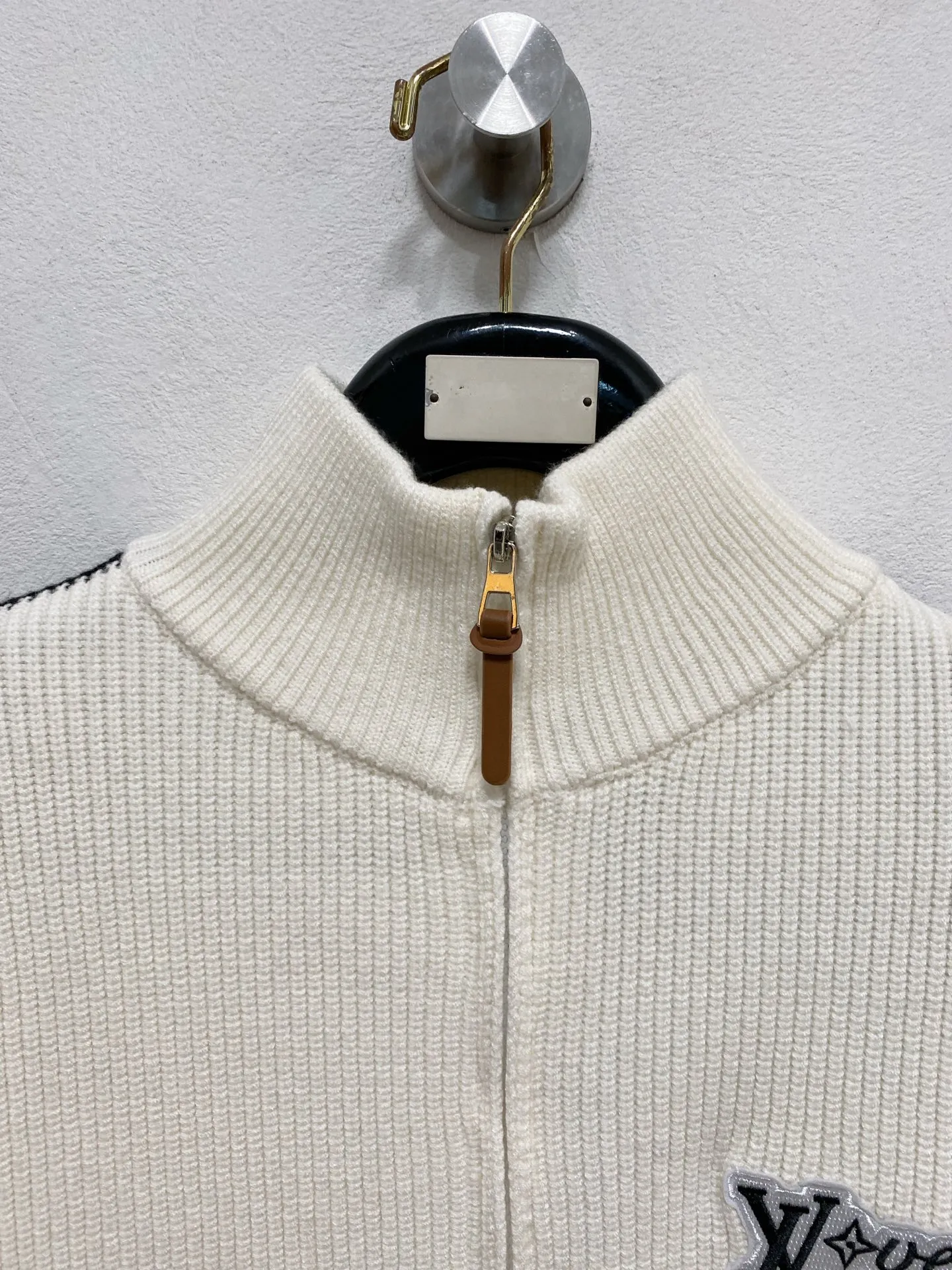 🅿️540 LV autumn and winter classic cardigan sweater, in full condition! ! ! Wool blended fabric, the latest model in 2025, golden ratio! ! Slim-fitting soft gold, versatile and practical item, the combination and practicality are extremely powerful, simple and elegant, and classy! To create your own style, it is highly recommended to buy it in two colors. The standard slim fit tailoring process is suitable for both young and old men. It is knitted from wool and will not cause any discomfort! While keeping warm, it is stylish, textured and wearable, and the classic logo with contrasting colors on the chest feels in place! ! Recommended for regular customers! ! Size M-3XL (maximum wear: 190 pounds)